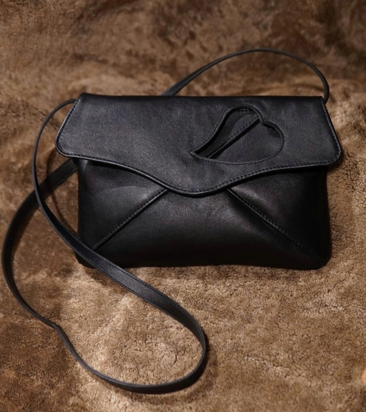 LOVE LETTER Veistoksellisen kaunis pikkulaukku lumoaa.