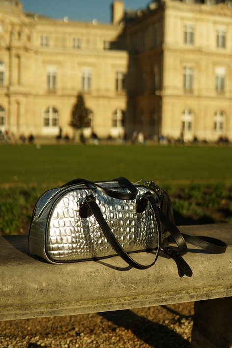 PARIS Yllellisen hopeisena hohtava laukku. Laukun valmistus tilauksesta.