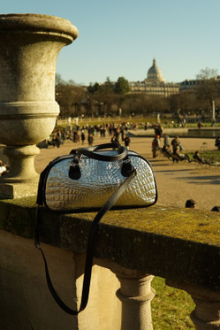 PARIS Ylellisen hopeisena hohtava laukku. 