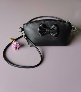 HELMI musta nahkainen rusettilaukku