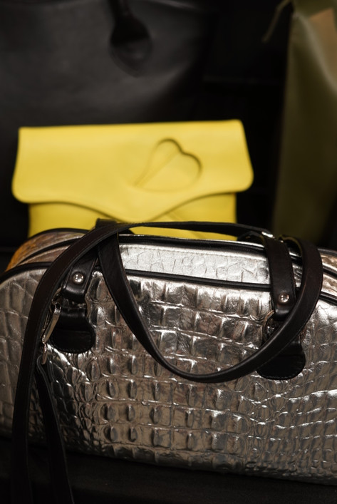 PARIS Ylellisen hopeisena hohtava laukku. 