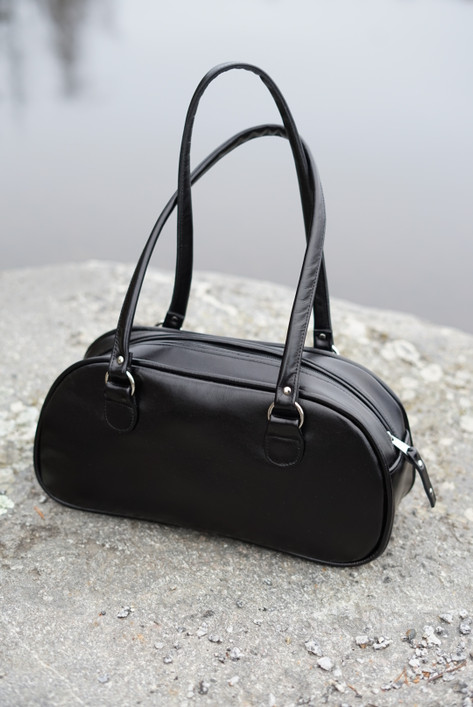 PARIS  Musta kiiltävä nahka.