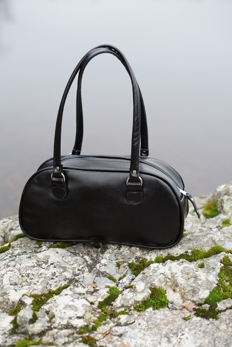 PARIS  Musta kiiltävä nahka.