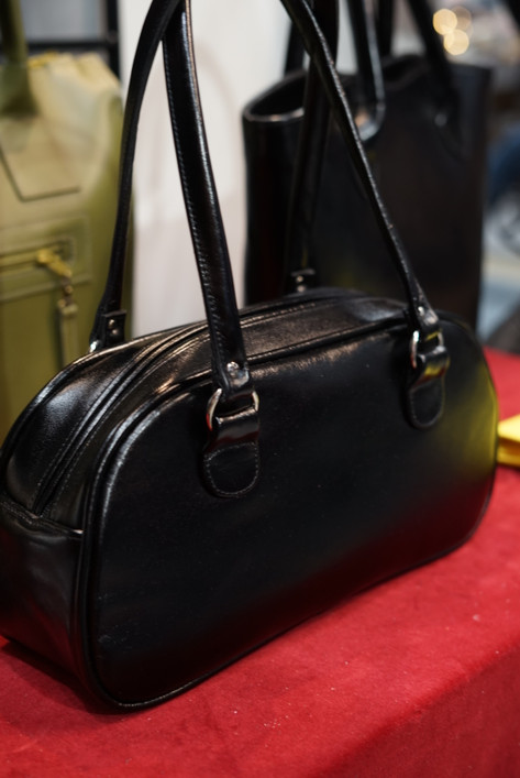 PARIS  Musta kiiltävä nahka.