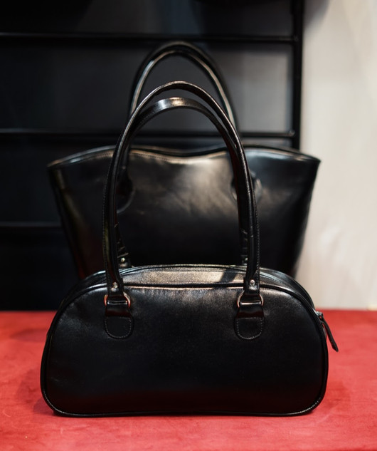 PARIS  Musta kiiltävä nahka.