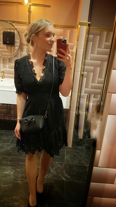 HELMI musta nahkainen rusettilaukku