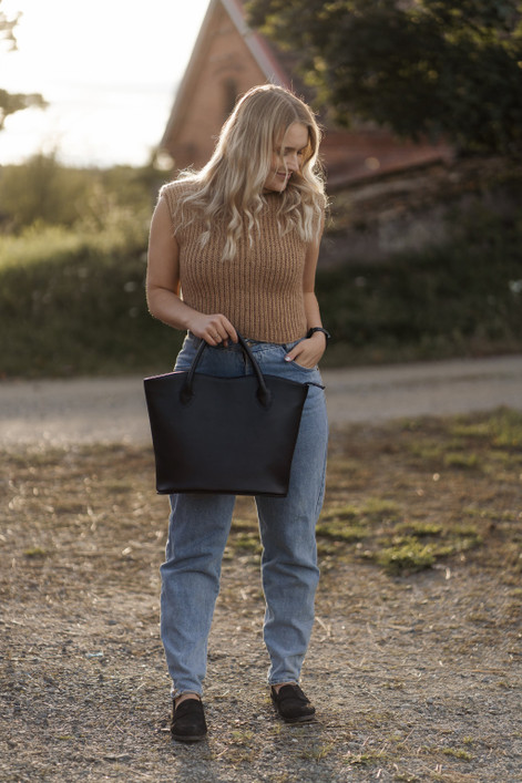 TANGO, upea musta nahkalaukku