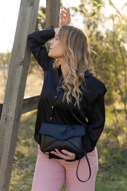 LOVE LETTER Veistoksellisen kaunis pikkulaukku lumoaa.