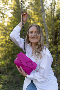 LOVE LETTER Upeasti hehkuva fuksiamagenta väri säväyttää.