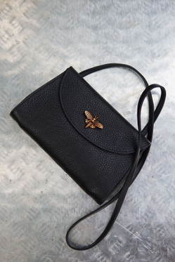 YÖPERHONEN Dramaattinen musta pikkulaukku on juhlien ja tilaisuuksien kaunotar.