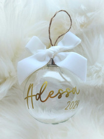 Joulupallo nimellä 2. Valkealla samettirusetilla.