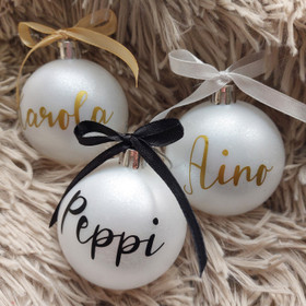 Valkea joulupallo nimellä -PikkuMari 