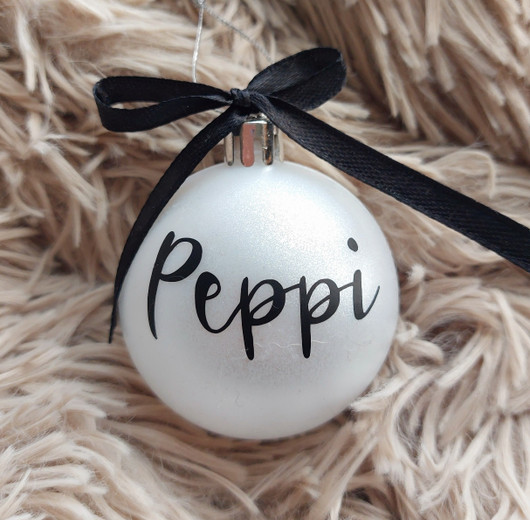 Valkea joulupallo nimellä -PikkuMari 