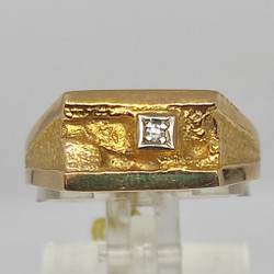 Kultainen kantasormus timantilla