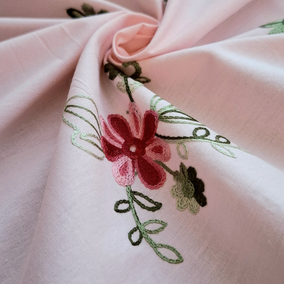 Brodeerattu puuvillapopliini, kukat, Light Rose