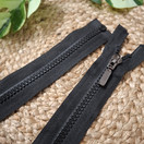 Avovetoketju muovihammastus 60 cm, Musta