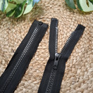 Avovetoketju muovihammastus 95 cm, Musta