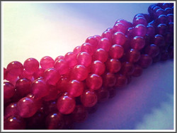 Jade, värjätty pyöreä Ø 10 mm, fuchsia, nauha