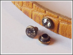 Niitti 6 mm, antiikkipronssin väri, strassikoriste, 10 kpl