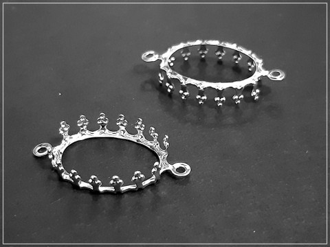 Korupohja linkki 18 x 13 mm kapussille, avoin pitsireunalla, teräsväri