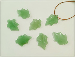 Aventuriini riipuskivi, kaiverrettu lehti