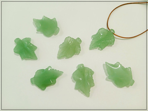 Aventuriini riipuskivi, kaiverrettu lehti