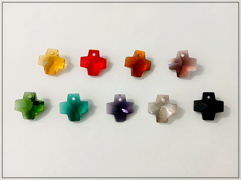 Lasiriipus, fasetoitu risti 14 x 14 mm, eri värejä