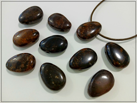 Granaatti, iso litteä pisarariipus