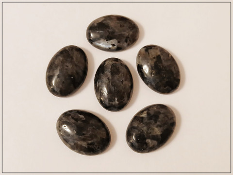 Larvikiitti, 25 x 18 mm kapussi