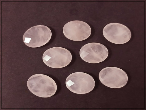 Ruusukvartsi kapussi, 18 x 13 mm, ovaali, fasetoitu A-laatu