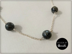 Kaulakoru, Larvikiitti ja hopeoitu metalliketju