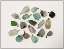 Fluoriitti kiviriipus, huurrettu nugetti, metallipidikkeellä