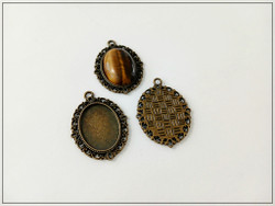 Korupohja 25 x 18 mm, antiikkipronssin värinen riipus