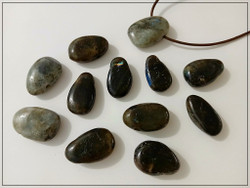 Labradoriitti riipuskivi, pisara