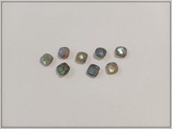 Labradoriitti AA, 6-7 mm brioletti, tyyny