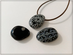Lumihiutaleobsidiaani riipuskivi, pisara