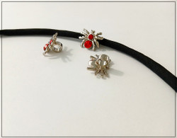 Hämähäkki, strassikoristeltu 17 x 13 mm isoreikäinen metallihelmi, kpl