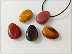 Mookaiitti, riipuskivi pisara