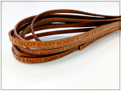 Nahkanauha 5 x 2 mm, vaaleanruskea, kaiverretulla tekstillä