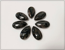 Glaukofaani riipuskivi, pisara