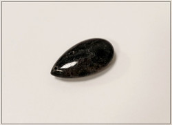 Glaukofaani riipuskivi, pisara