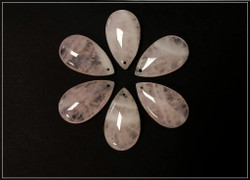 Ruusukvartsi riipuskivi, pisara