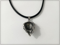 Leijona riipuskoru paksulla nahkanauhalla, ruostumaton teräs