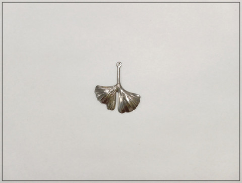 Metalliriipus Ginkgo-lehti 29 x 25 mm, ruostumaton teräs