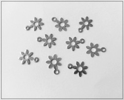 Metalliriipus, kukka  11 x 8 mm, ruostumaton teräs