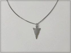 Nuolenpää riipuskoru ketjulla, ruostumaton teräs