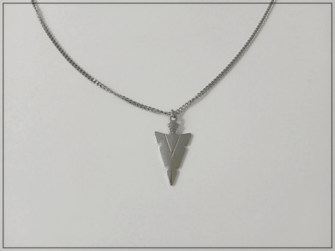 Nuolenpää riipuskoru ketjulla, ruostumaton teräs