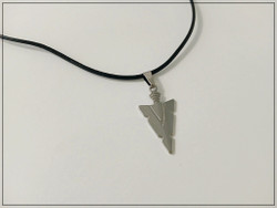 Nuolenpää riipuskoru nahkanauhalla, ruostumaton teräs