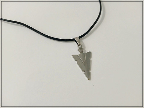 Nuolenpää riipuskoru nahkanauhalla, ruostumaton teräs