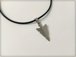 Nuolenpää riipuskoru nahkanauhalla, ruostumaton teräs